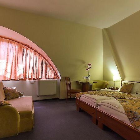 Aranypatko Fogado-Etterem Hotel Győrújbarát Eksteriør billede