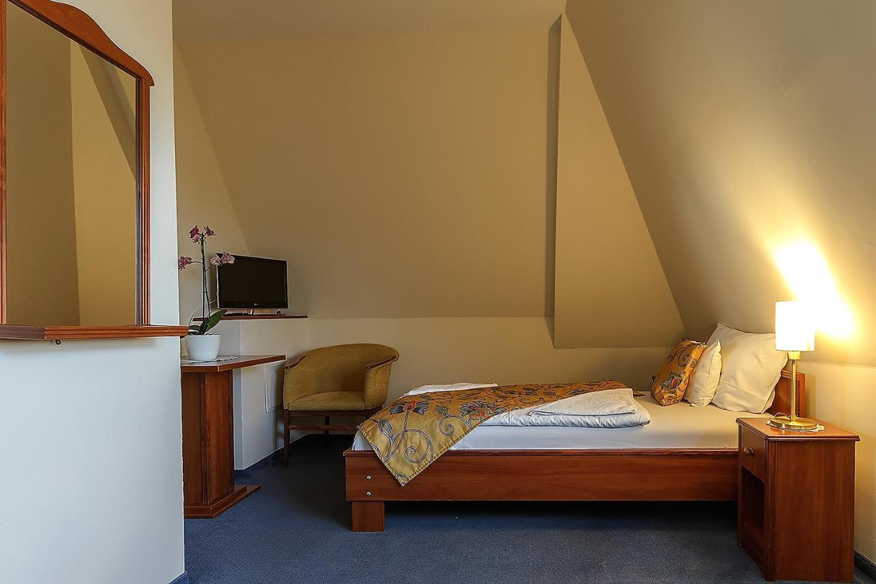 Aranypatko Fogado-Etterem Hotel Győrújbarát Eksteriør billede
